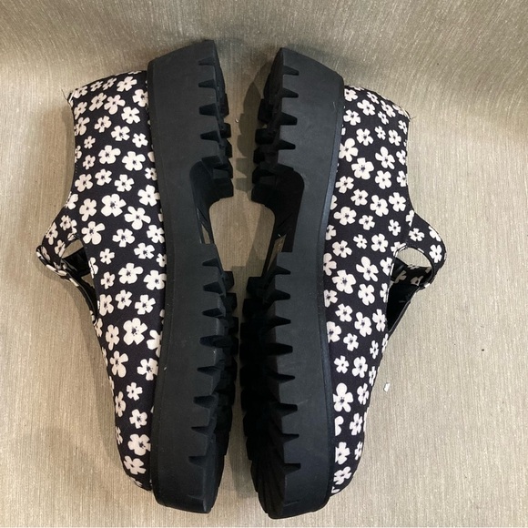 CALL IT SPRING Sz 8 Floral T-Strap Buckle Closure Sandals NWOT - Picture 5 of 10